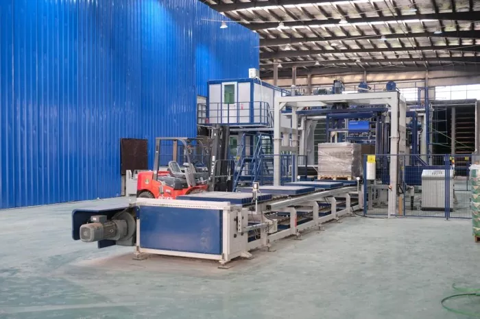 W pełni automatyczna układarka blokująca do inteligentnej produkcji bloków betonowych